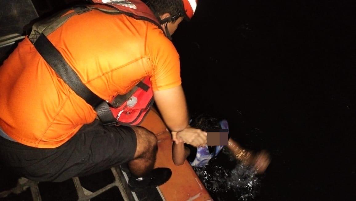 $!Rescata la Semar frente a las costas de Mazatlán a tripulantes de kayak a la deriva