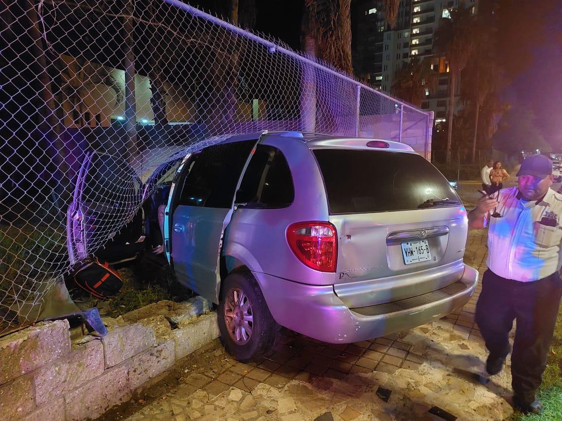 $!Colisión por alcance deja un auto volcado en Mazatlán