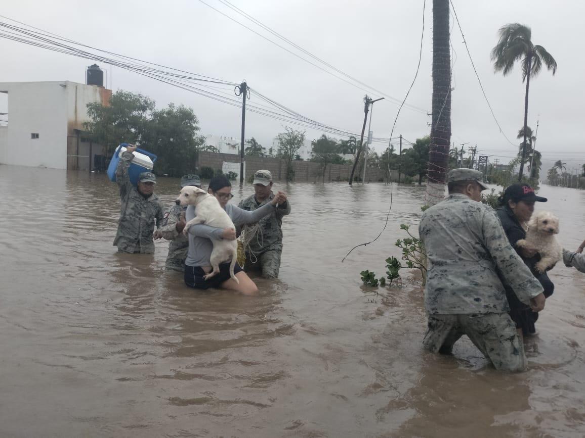 $!Guardia Nacional vía aérea lleva despensas a afectados por huracán John en Guerrero