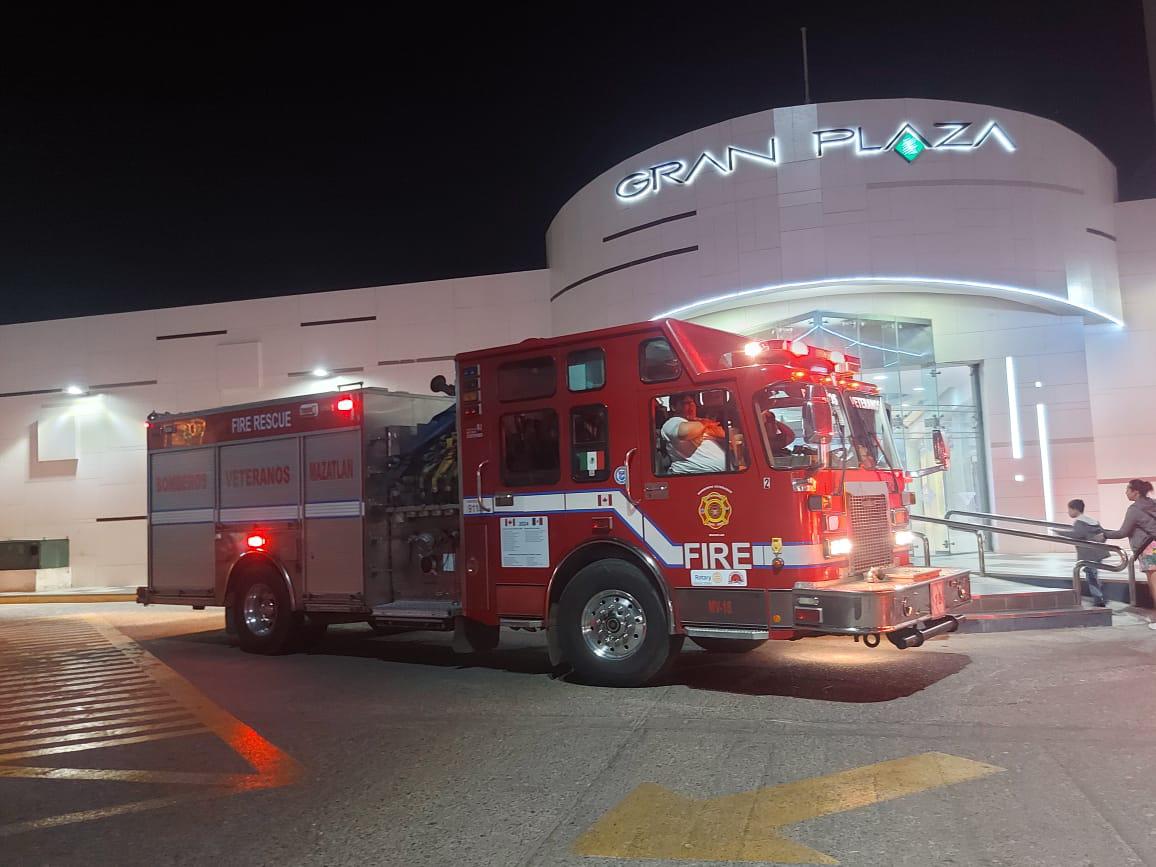 $!Evacuan plaza comercial en Mazatlán tras fuerte olor a gas