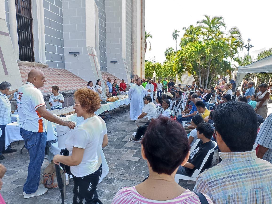 $!Celebra comedor comunitario en Catedral de Mazatlán su aniversario con un banquete para los más necesitados