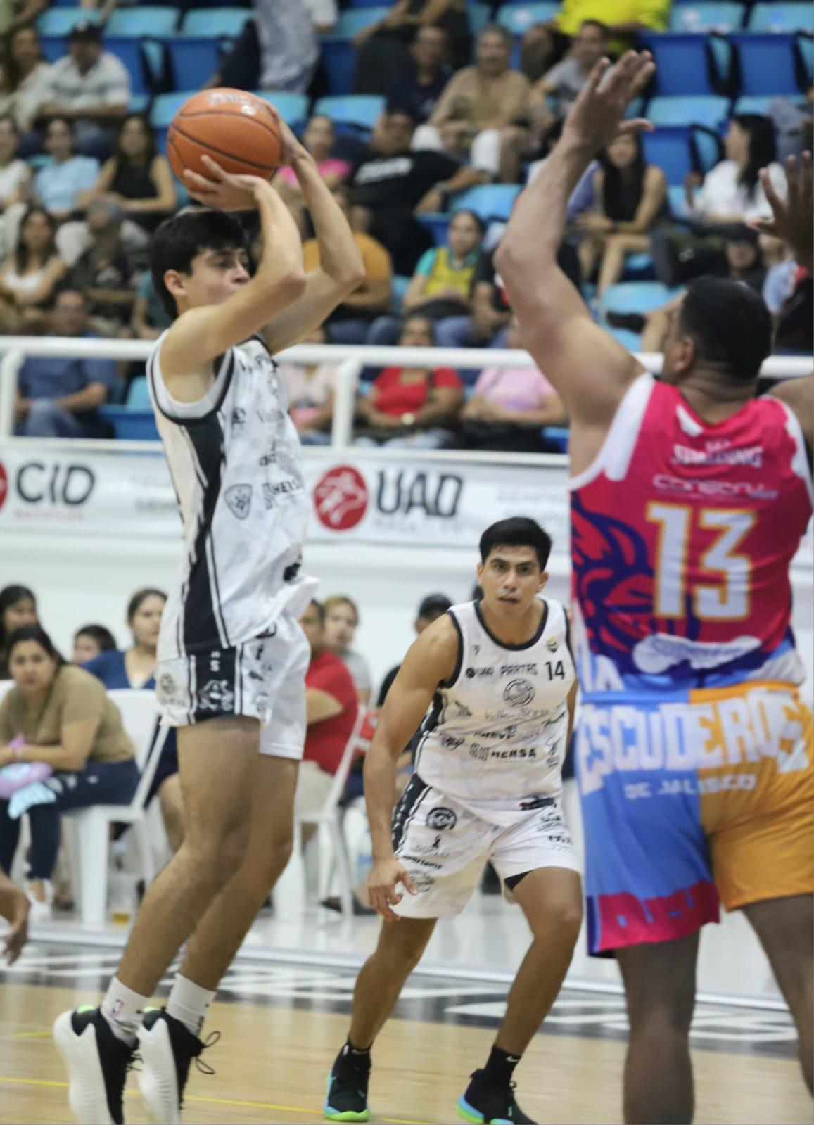 $!Piratas Basketball rompe la mala racha y encuentra la primera victoria de la temporada en casa