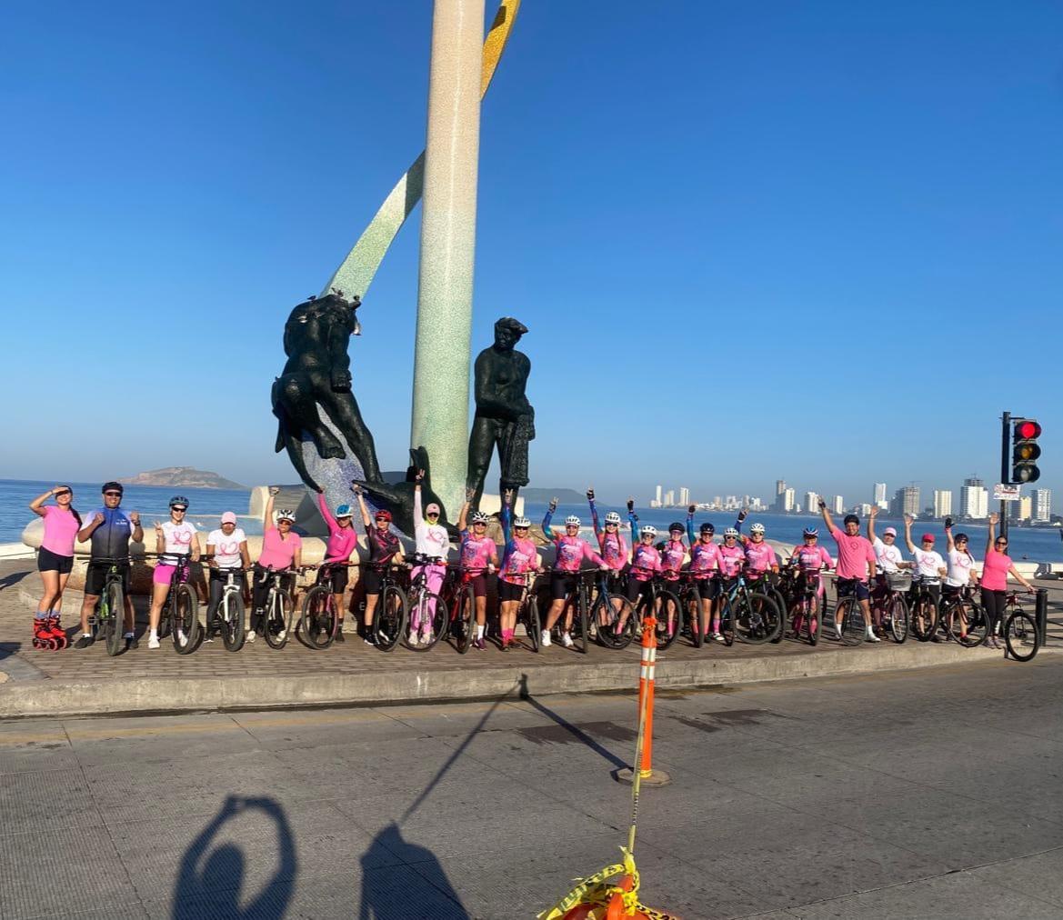 $!Fridas en Bici celebra la Rodada Rosa por el malecón para concientizar sobre el cáncer de mama