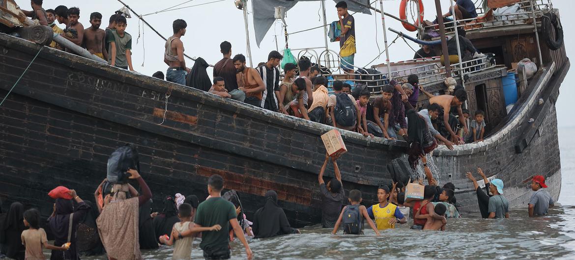 $!Personas refugiadas rohingyas que llegan a Ulee Madon, en Aceh del Norte, Indonesia, procedentes de Bangladesh, descargan sus pertenencias.