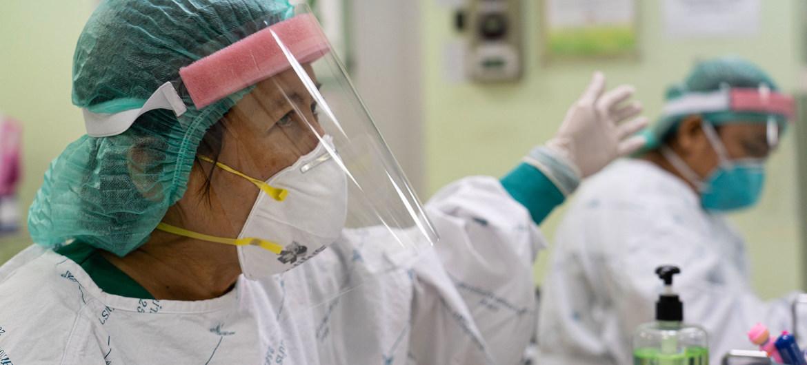 $!Trabajadores de primera línea de Covid-19 llevan equipo de protección personal en un hospital de Tailandia.