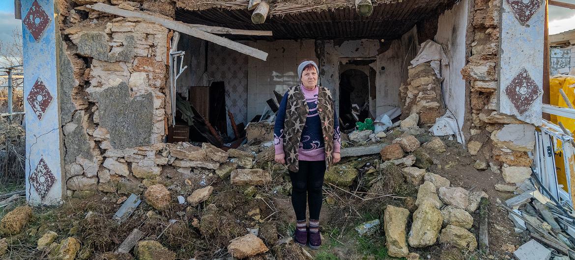 $!Valentyna Zavadska, de 63 años, se encuentra entre las ruinas de su casa en la región de Mikolaiv, al sur de Ucrania. Ha recibido ayuda de ACNUR y sus socios para construir un espacio habitable en un edificio adyacente.