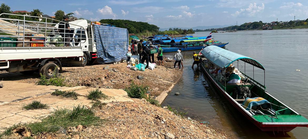 $!Las mercancías se cargan en un barco en Laos para ser transportadas a través del río Mekong hasta Tailandia.