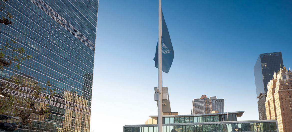 $!La bandera de las Naciones Unidas está a media asta en la sede de la ONU en homenaje a los colegas muertos en Gaza.