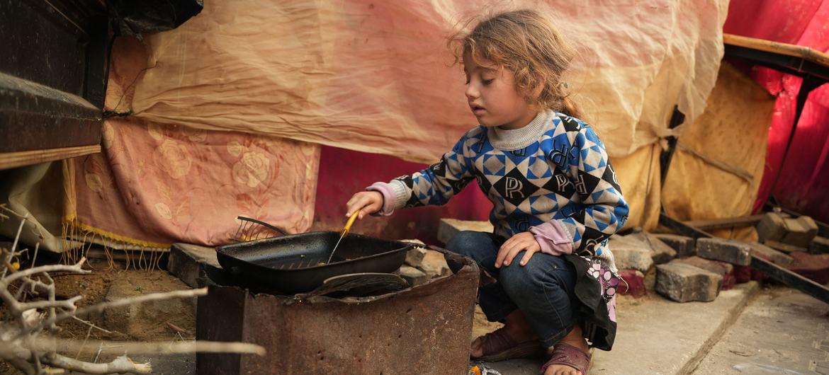 $!Niña cocinando la poca comida que tiene en el refugio de la escuela Al-Qastal, en Gaza. (Foto de archivo)