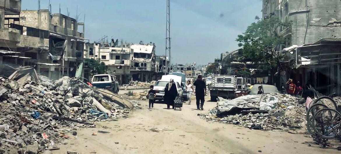 $!Una familia palestina camina entre las ruinas de un barrio bombardeado en Gaza.