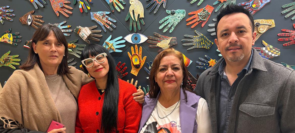 $!De izquierda a derecha, Joseline Morales, Kathleen Murrain y Gladys de León, retratadas frente a un mural con los Objetivos de Desarrollo Sostenible de la ONU y una niña afrodescendiente, en la Alcaldía de Iztapalapa, en la Ciudad de México.