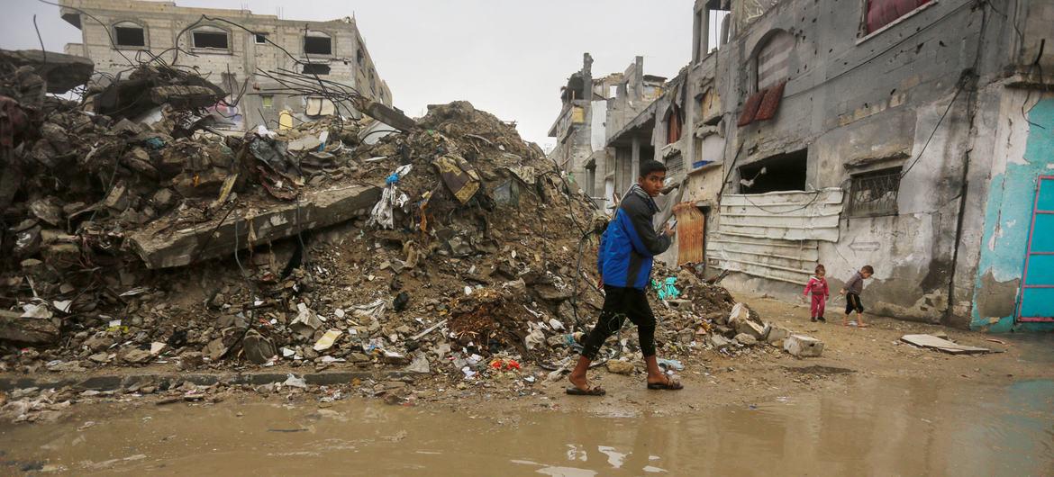 $!En Gaza, las primeras lluvias de la temporada invernal han llegado amenazando a medio millón de personas en zonas de riesgo de inundaciones.