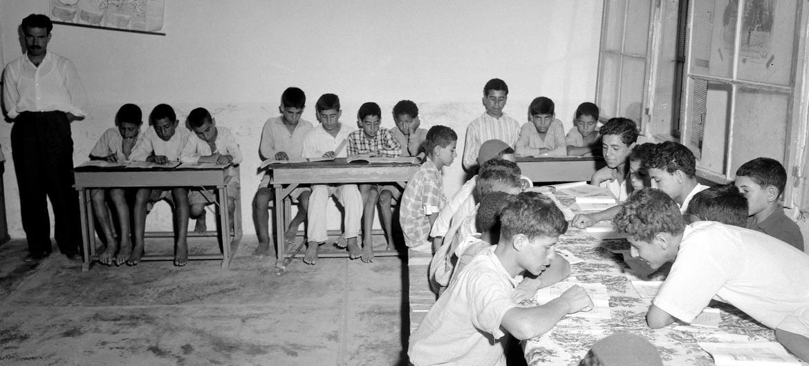 $!Niños tomando clases en una escuela apoyada por la UNRWA en la Franja de Gaza en 1954. (Archivo)