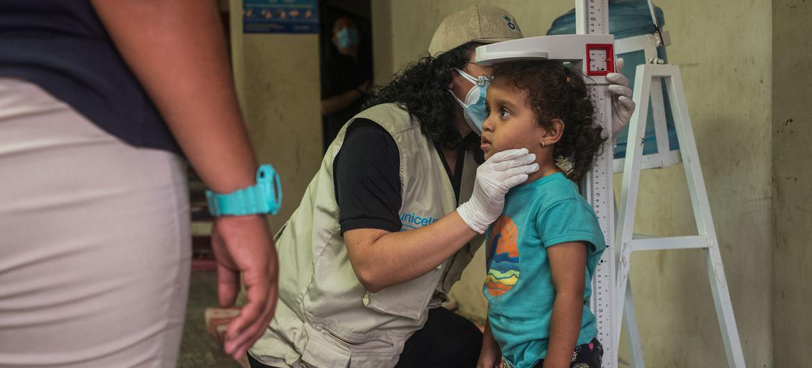 $!Una niña recibe asistencia médica en un albergue para migrantes en El Paraíso, Honduras.