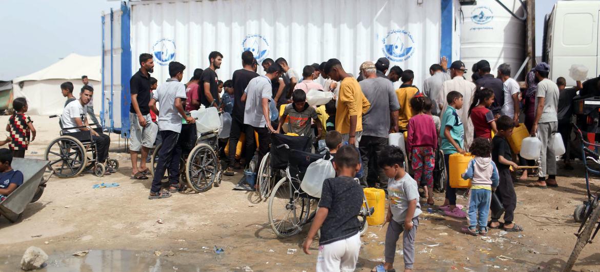 $!Desplazados en Rafah, en el sur de Gaza, intenta conseguir agua potable