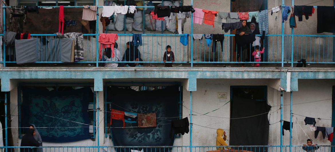 $!Muchas familias gazatíes se refugian en las escuelas de la UNRWA.