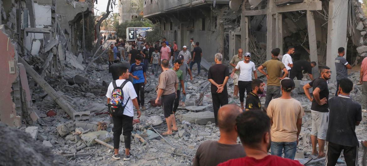 $!Gaza observan la destrucción en un barrio fuertemente bombardeado.