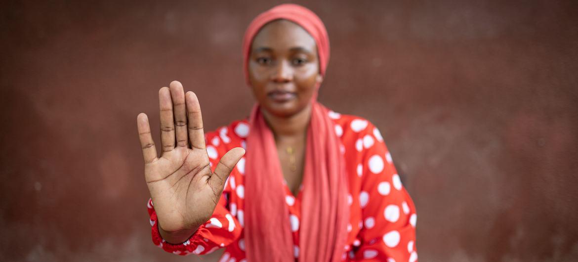 $!Josefina Cheia, Oficial de Violencia de Género de ACNUR en Mozambique, hace un gesto con la mano que significa “alto a la violencia contra las mujeres y las niñas”.