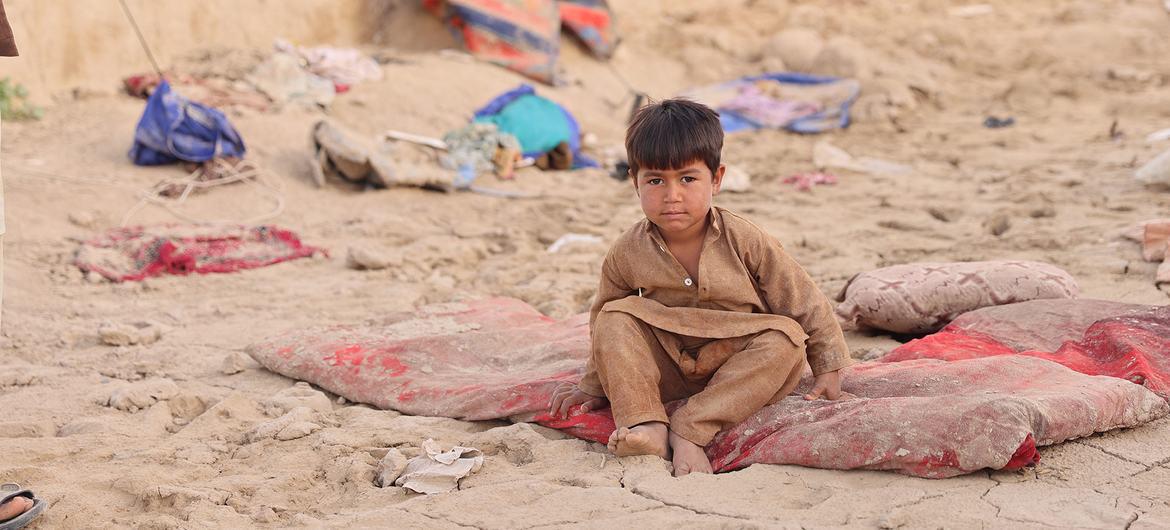 $!Un niño sentado entre las ruinas de la casa de su familia en la provincia de Baghlan, Afganistán, después de que esta fuera destruida por una inundación repentina en mayo de 2024.