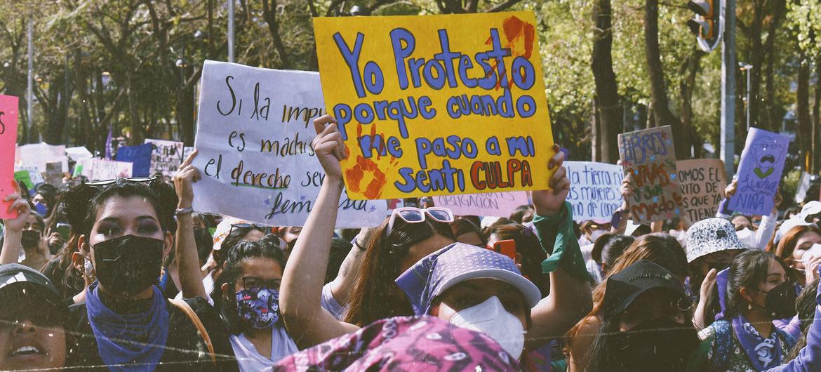 $!Marchas por el Día Internacional de la Mujer, #8M, en Ciudad de México. En uno de los carteles se puede leer: Yo protesto porque cuando me pasó a mí, sentí culpa.