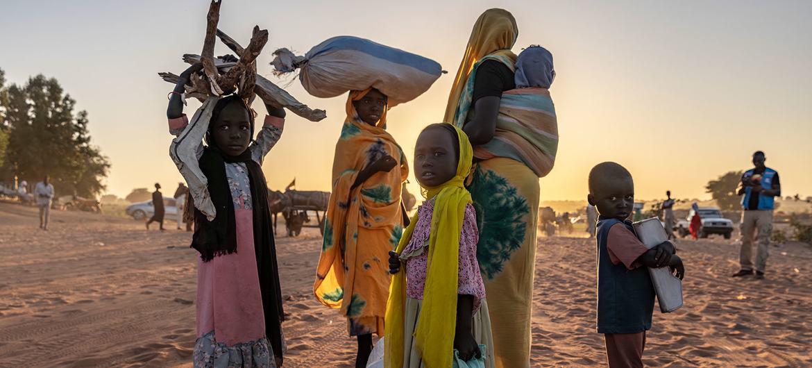 $!Personas refugiadas sudanesas recién llegadas a la ciudad fronteriza de Adré, al este de Chad.