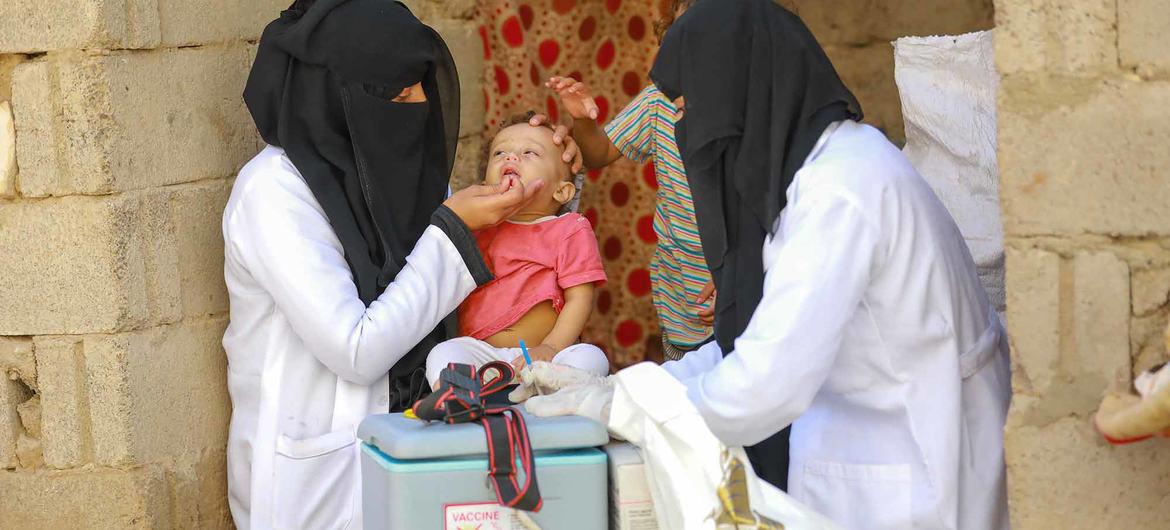 $!Un niño recibe la vacuna oral contra la poliomielitis durante una campaña de inmunización apoyada por UNICEF en la ciudad de Marib, Yemen.