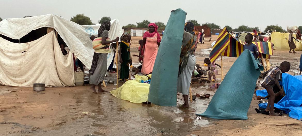 $!Los refugiados sudaneses construyen albergues improvisados durante la temporada de lluvias en Adre, al este de Chad.