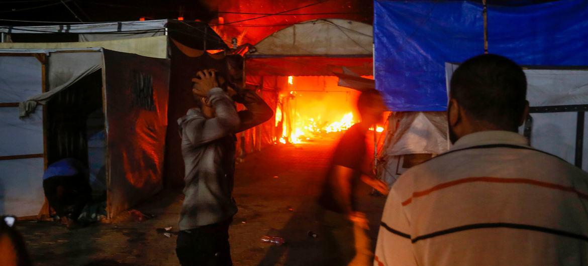 $!Un ataque aéreo israelí en el patio del hospital Al Aqsa de Gaza, donde la gente buscaba refugio.