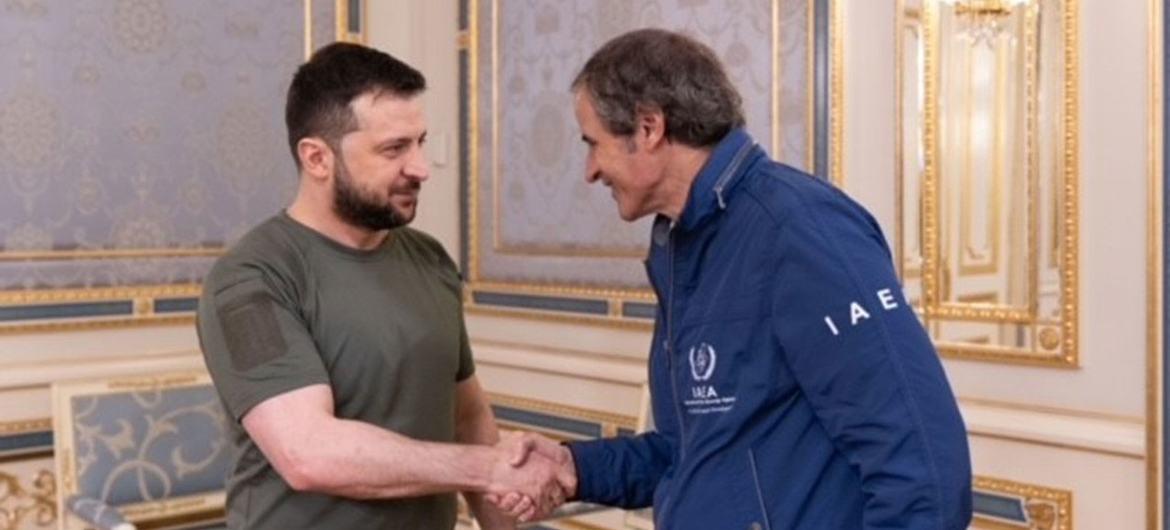 $!El presidente de Ucrania, Zelensky, se reúne con el director general de la OIEA, Rafael Mariano Grossi, tras su visita a la central nuclear de Chernóbil.