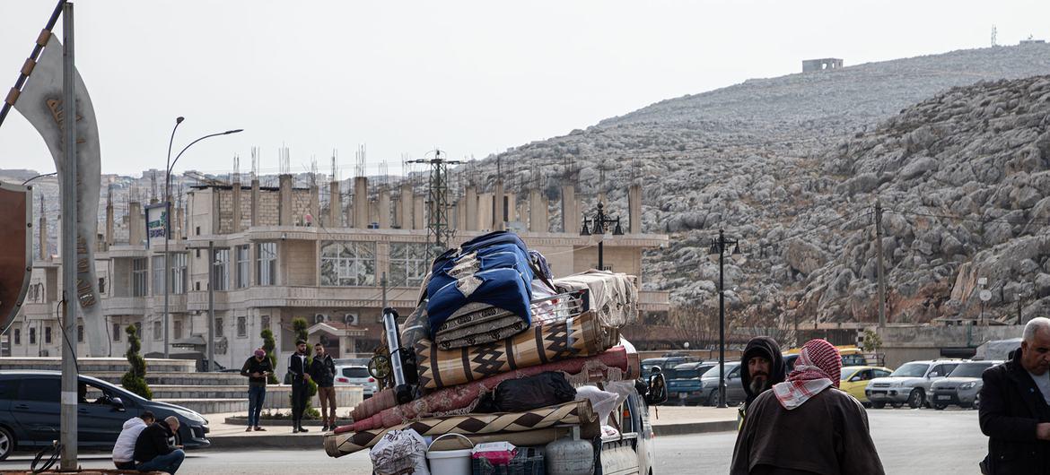 $!Las familias regresan a Siria desde Turquía por el cruce de Bab al-Hawa.