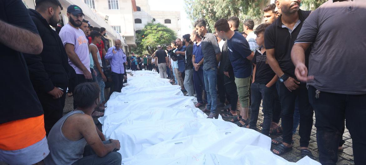 $!Dolientes asisten al funeral de las personas fallecidas tras los ataques israelíes en Gaza