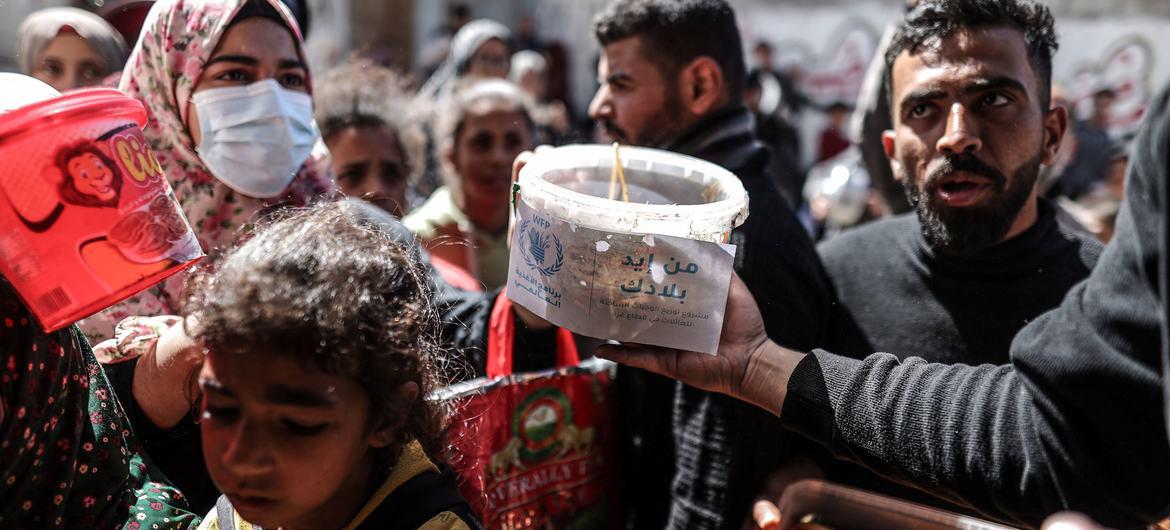 $!Distribución de comidas calientes en Gaza.