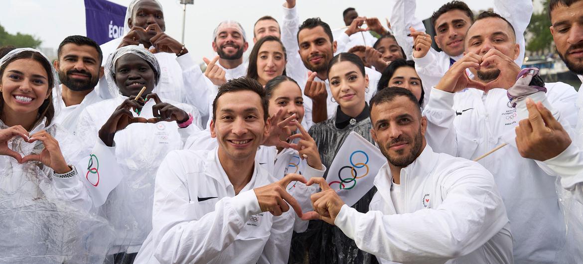 $!Miembros del Equipo Olímpico de Atletas Refugiados durante la ceremonia de inauguración en París el 26 de julio de 2024.