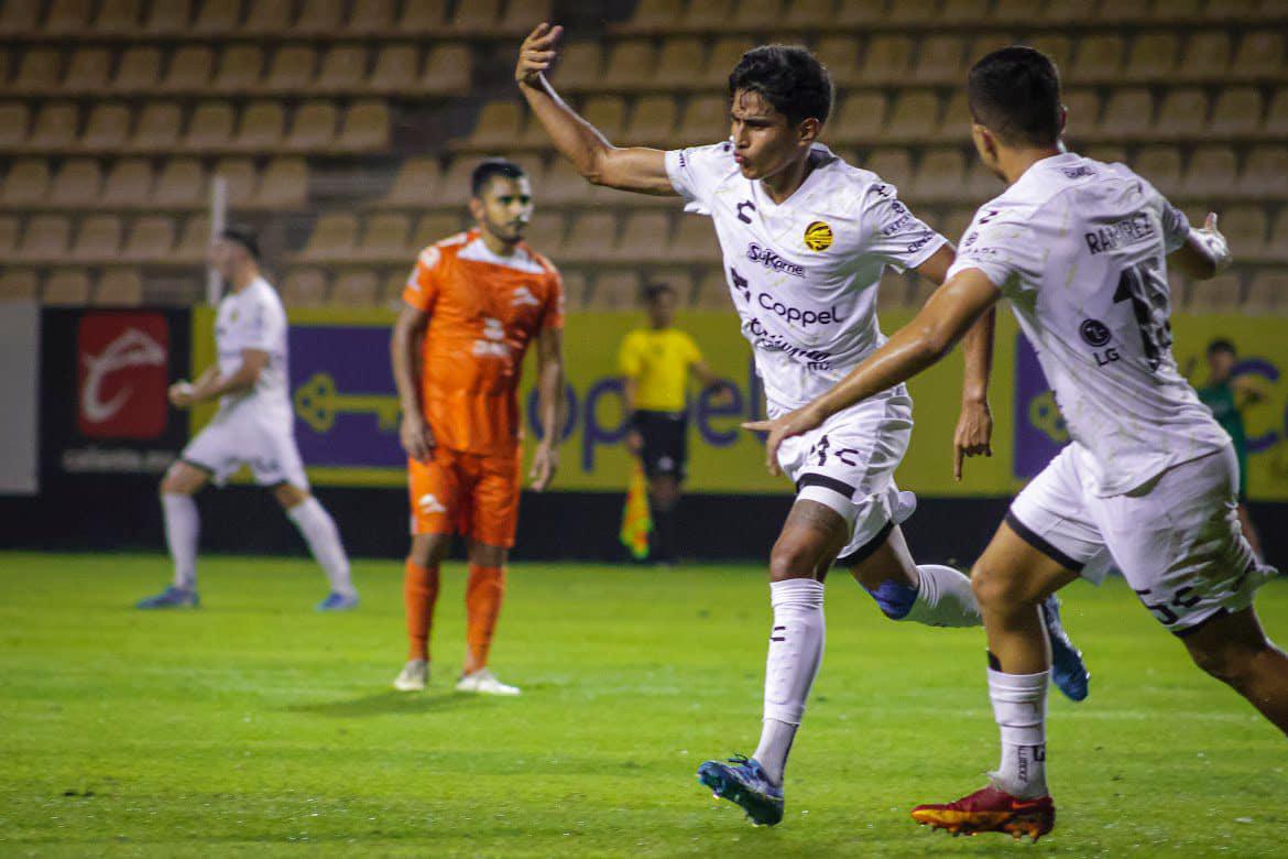 $!Sebastián Abreu, feliz por su primer triunfo como entrenador de Dorados