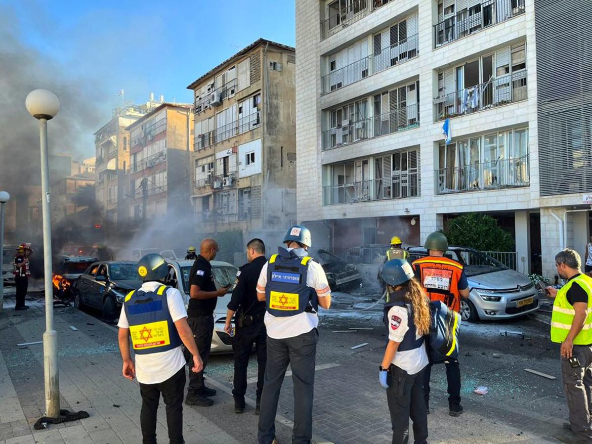 $!En el sur de Israel, los equipos de rescate permanecen en una calle que ha sufrido importantes daños.