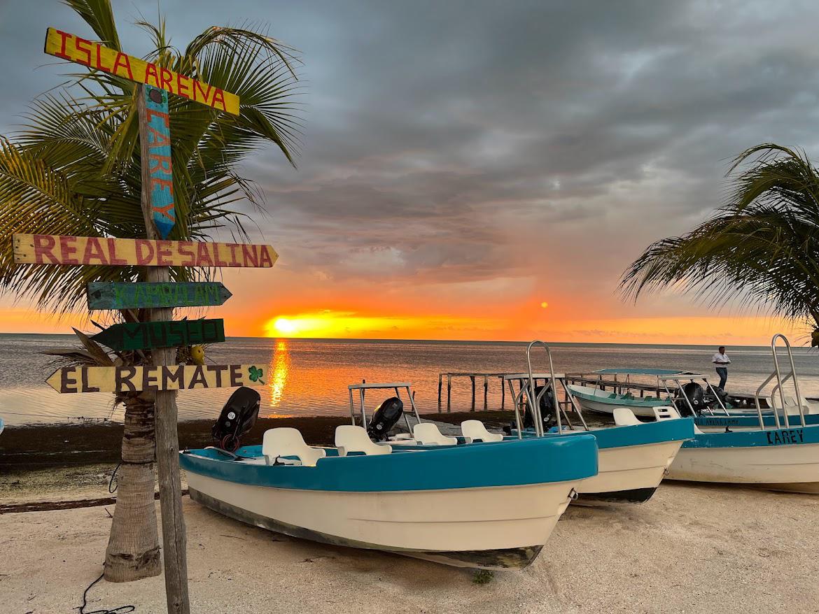 $!Comunidad de Isla Arena. Se pueden apreciar las lanchas que la comunidad utiliza para la pesca deportiva del “sábalo” y también para recorridos ecoturísticos en el manglar.