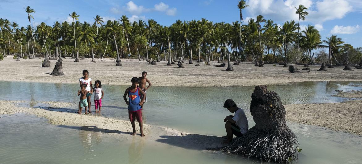 $!Niños de una isla del Pacífico en una zona muy afectada por la subida del nivel del mar y la erosión costera.