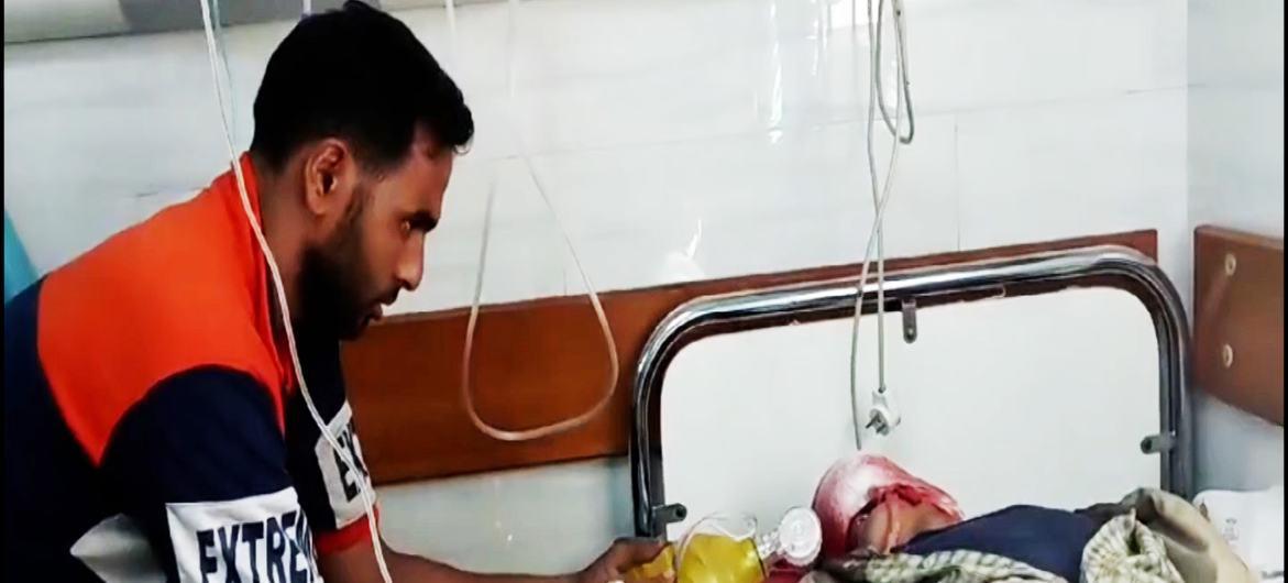 $!Un hijo practica la respiración artificial a su padre ante la falta de medios medicos tras la destrucción sistemática por parte del Ejército de Israel del sistema sanitario en Gaza.