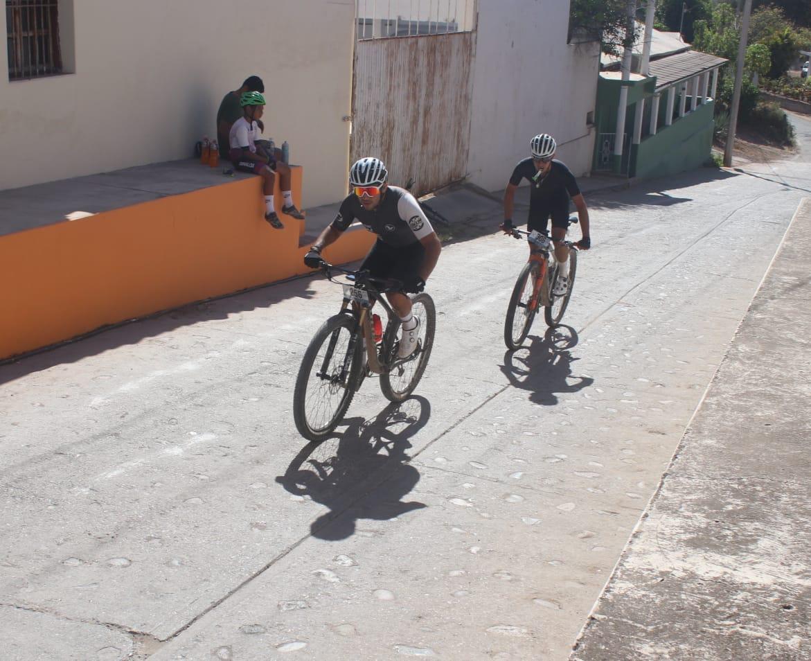 $!Ulises García rompe el viento en Serial MTB en La Noria