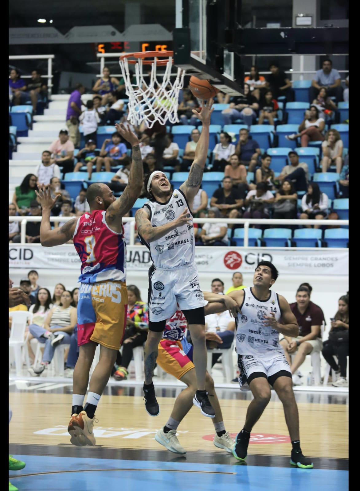 $!Piratas Basketball rompe la mala racha y encuentra la primera victoria de la temporada en casa