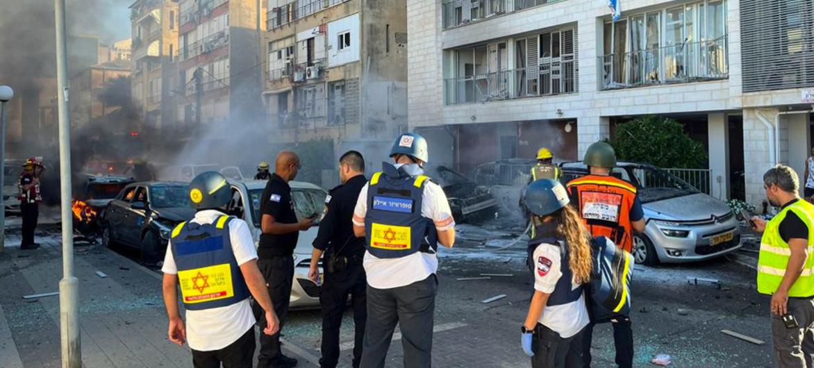 $!En el sur de Israel, los equipos de rescate permanecen en una calle que ha sufrido importantes daños.