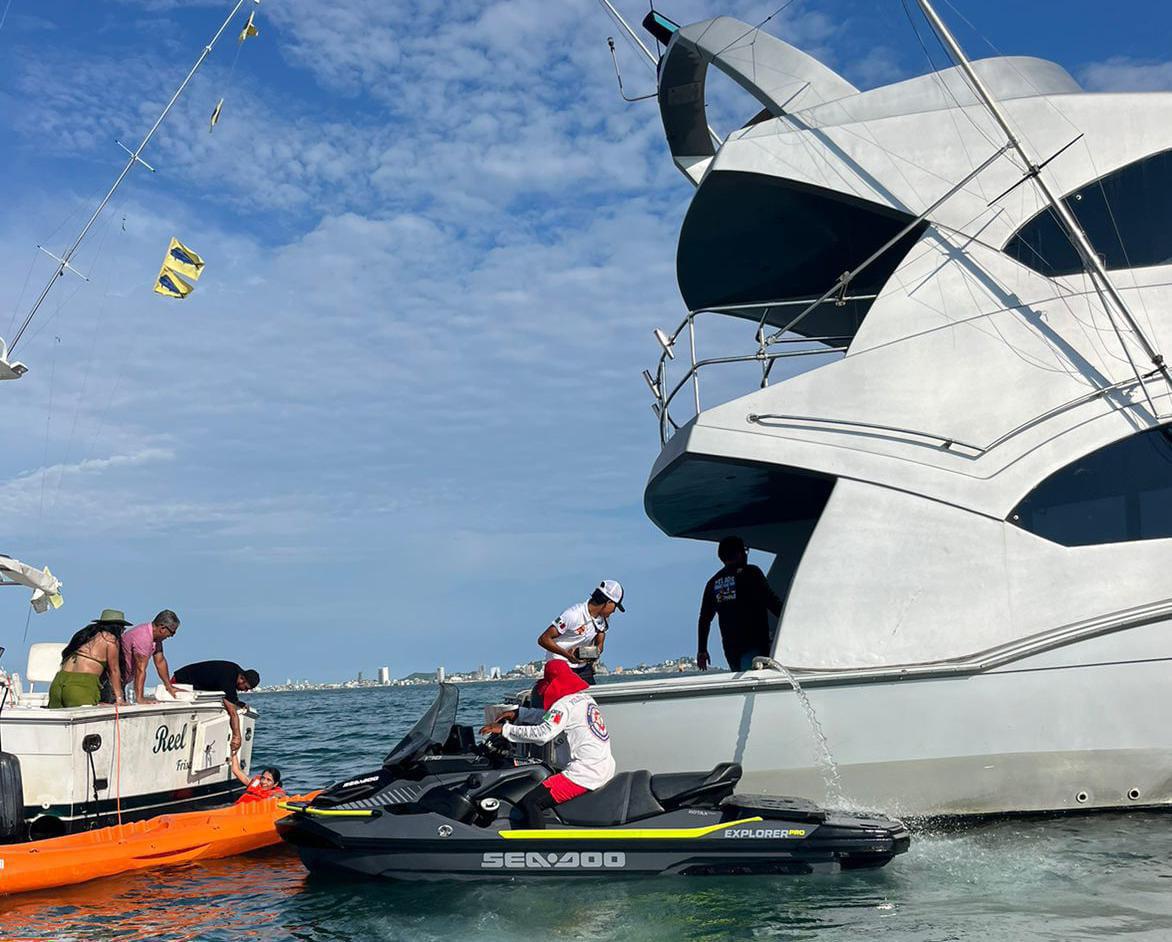 $!Rescatan a 10 personas de un yate tras falsa alarma de hundimiento en Mazatlán