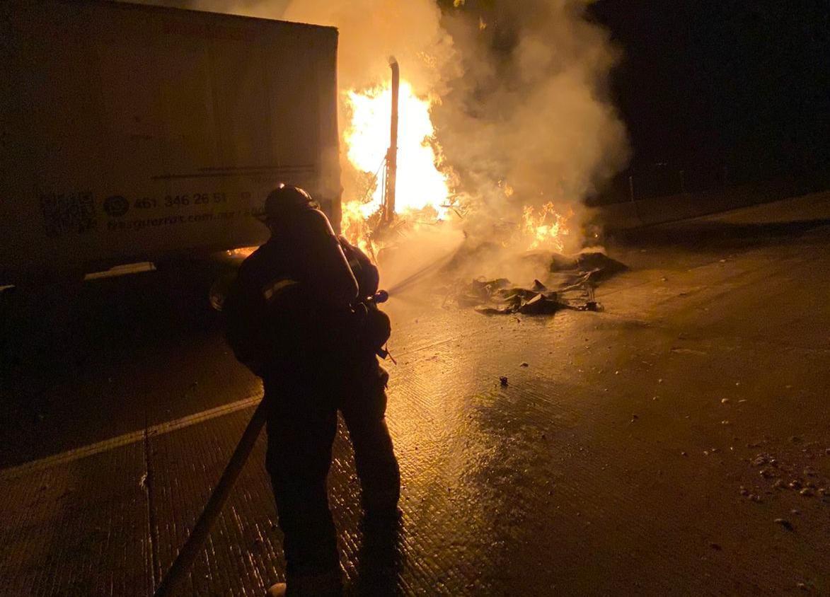 $!Se vuelca tráiler y se incendia sobre la autopista, al norte de Mazatlán