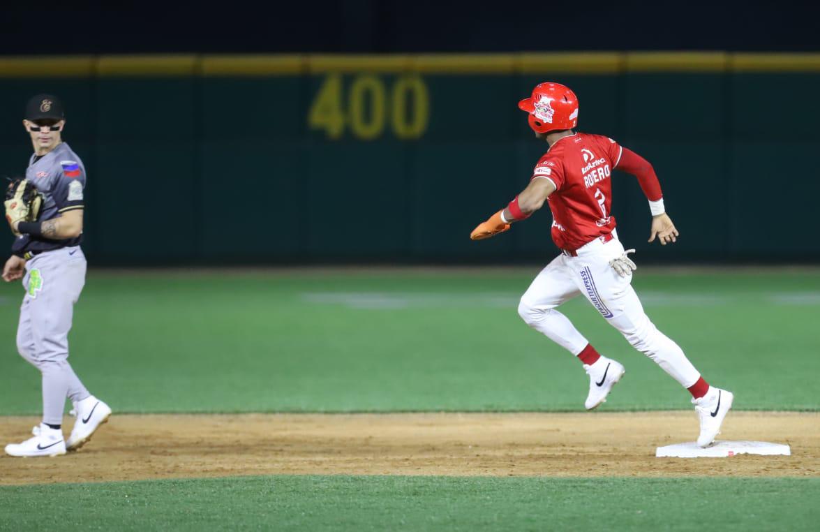 $!Venados de Mazatlán da el primer golpe en semifinal ante Tomateros de Culiacán