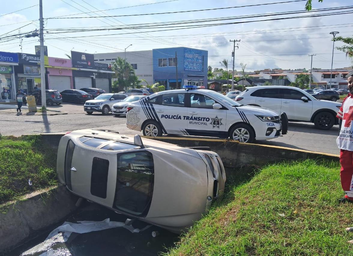 $!Tras choque, auto cae a canal pluvial de Mazatlán