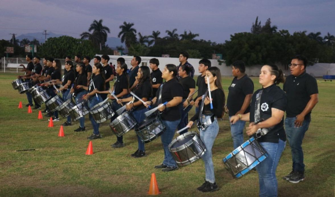 $!Jóvenes muestran su talento en concurso de bandas de guerra y porristas, en Escuinapa