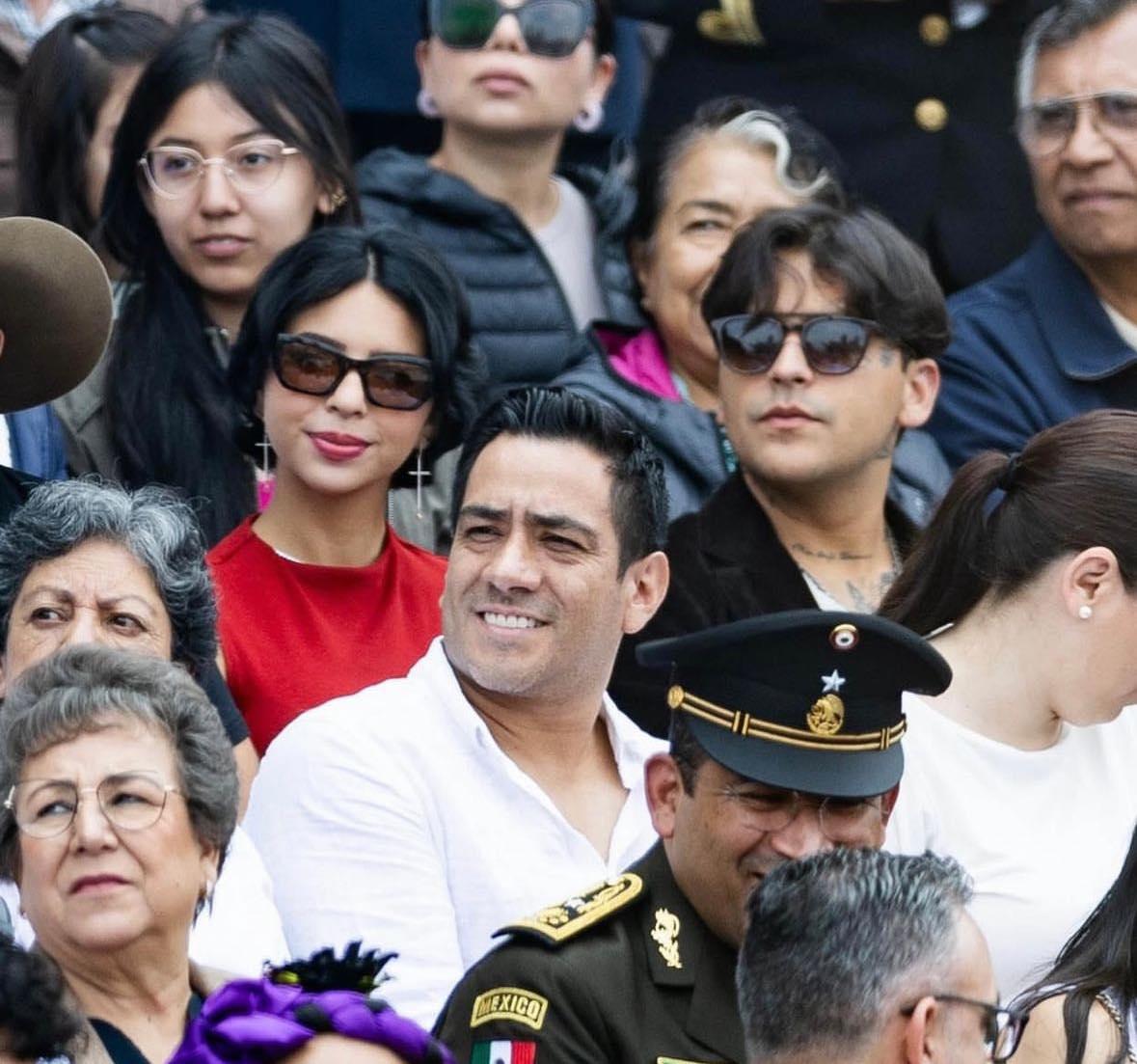 $!La pareja llegó a las 10 de la mañana para presenciar el desfile.