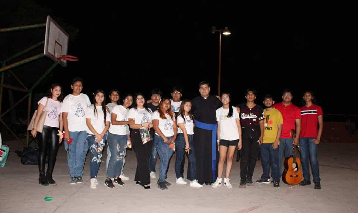 $!Pastoral Juvenil lleva mensaje y alegría de Navidad a niños de la colonia El Tierral, en El Rosario