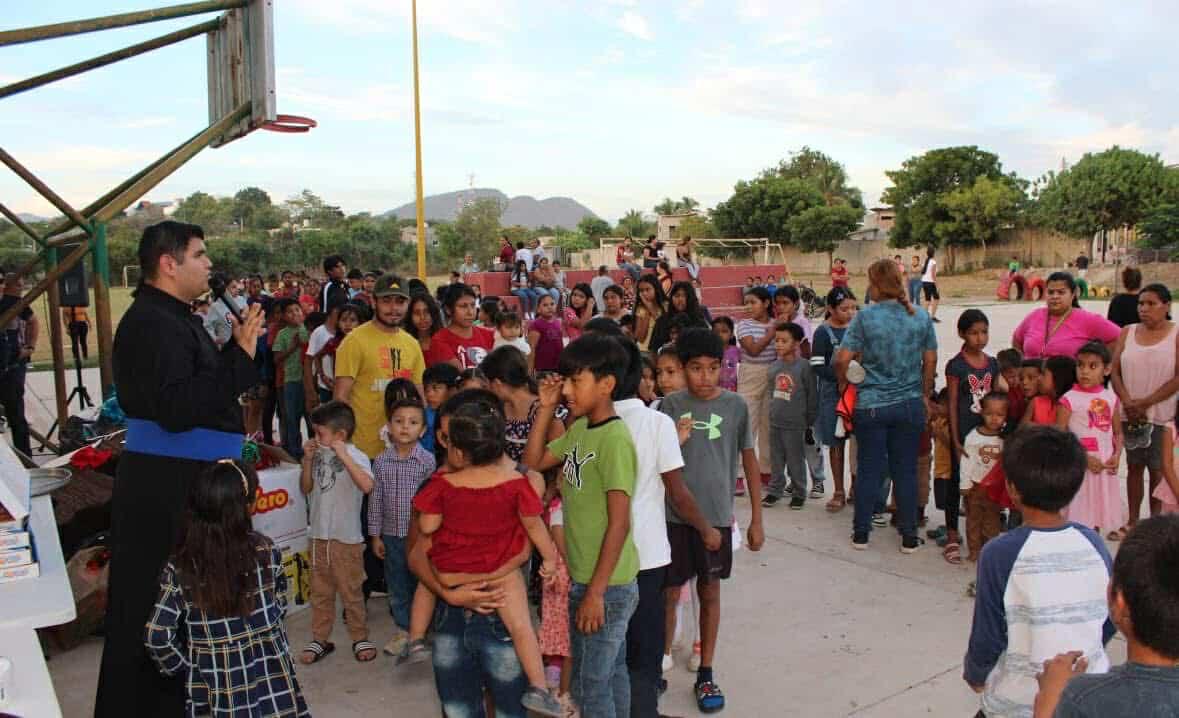 $!Pastoral Juvenil lleva mensaje y alegría de Navidad a niños de la colonia El Tierral, en El Rosario