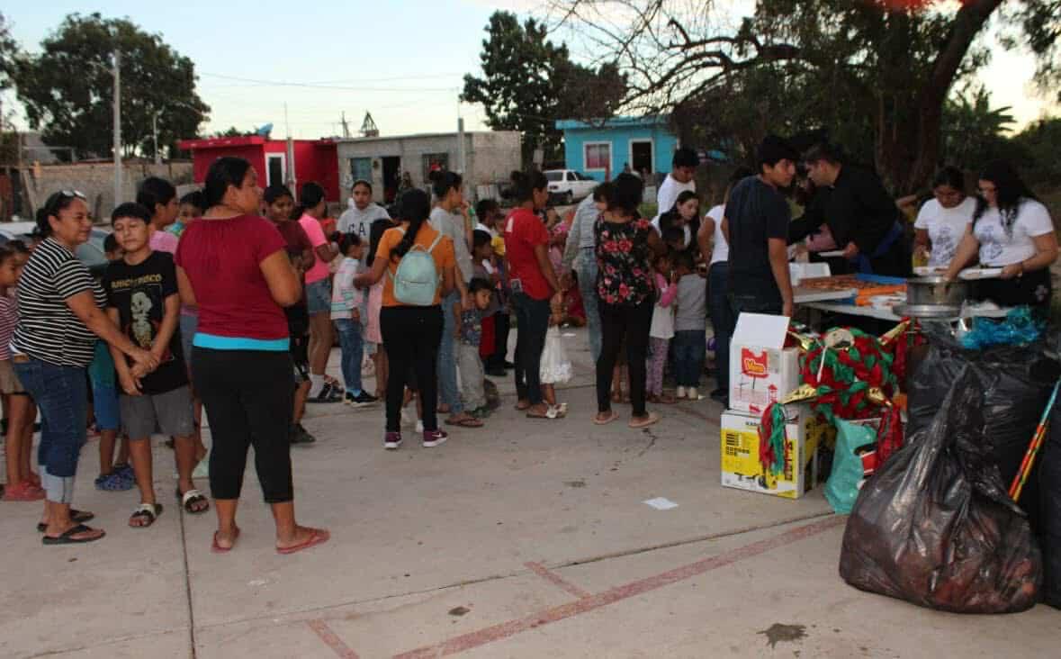 $!Pastoral Juvenil lleva mensaje y alegría de Navidad a niños de la colonia El Tierral, en El Rosario